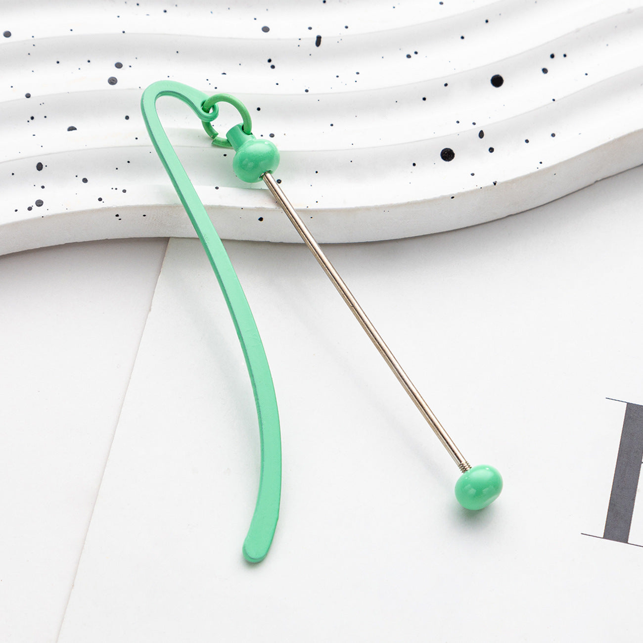 New DIY metal bookmark children's student cute bookcase pendant creative metal beaded bookmark spot wholesale