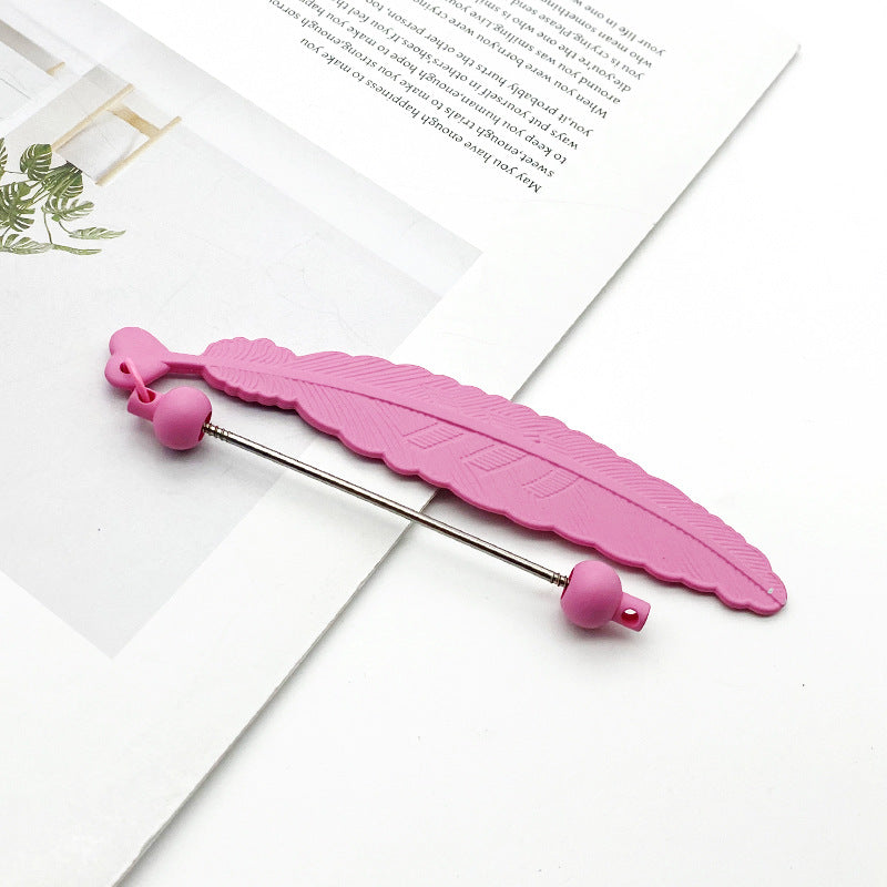 New feather keychain beaded accessories, mobile phone case, earphone cover DIY beaded small pendant, surprise and simple gifts.