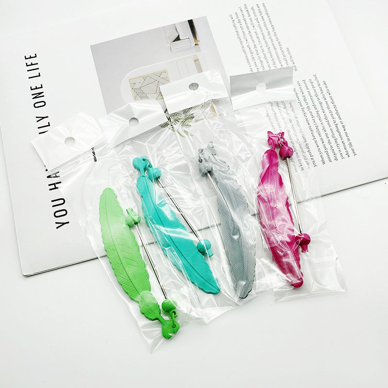 New feather keychain beaded accessories, mobile phone case, earphone cover DIY beaded small pendant, surprise and simple gifts.