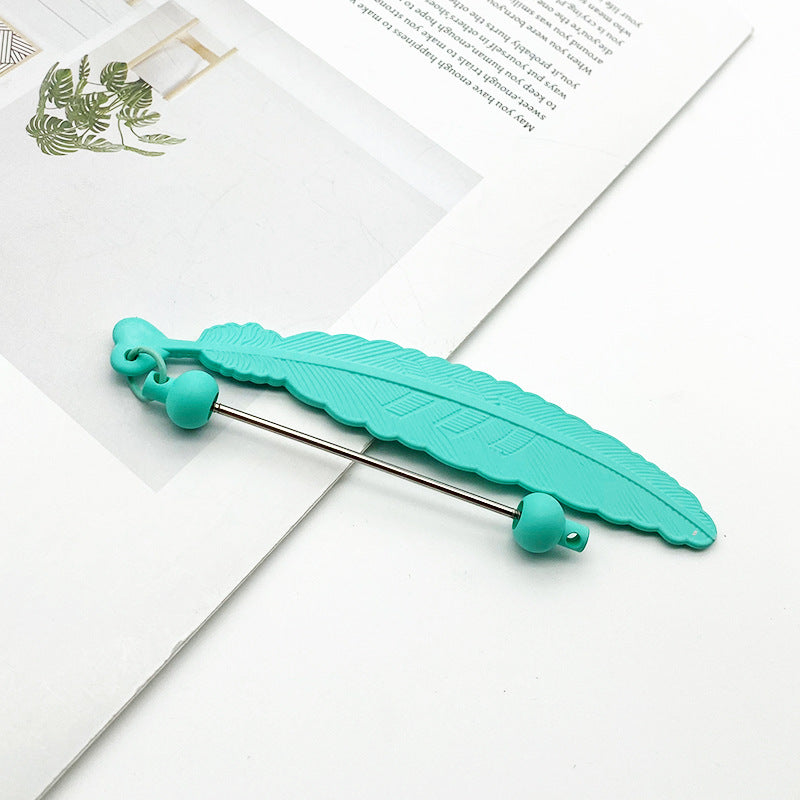 New feather keychain beaded accessories, mobile phone case, earphone cover DIY beaded small pendant, surprise and simple gifts.