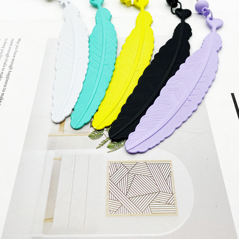 New feather keychain beaded accessories, mobile phone case, earphone cover DIY beaded small pendant, surprise and simple gifts.