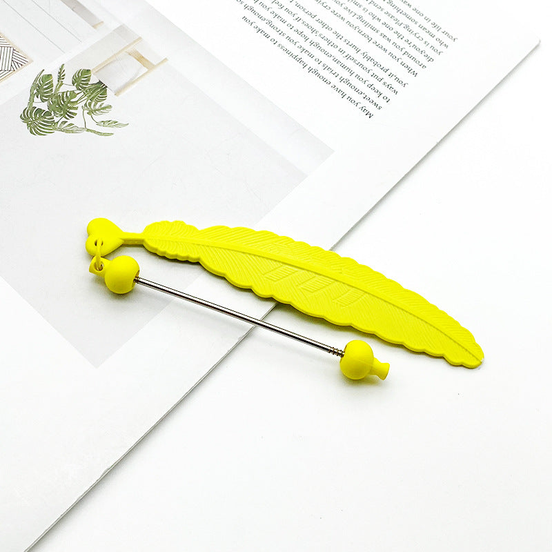 New feather keychain beaded accessories, mobile phone case, earphone cover DIY beaded small pendant, surprise and simple gifts.