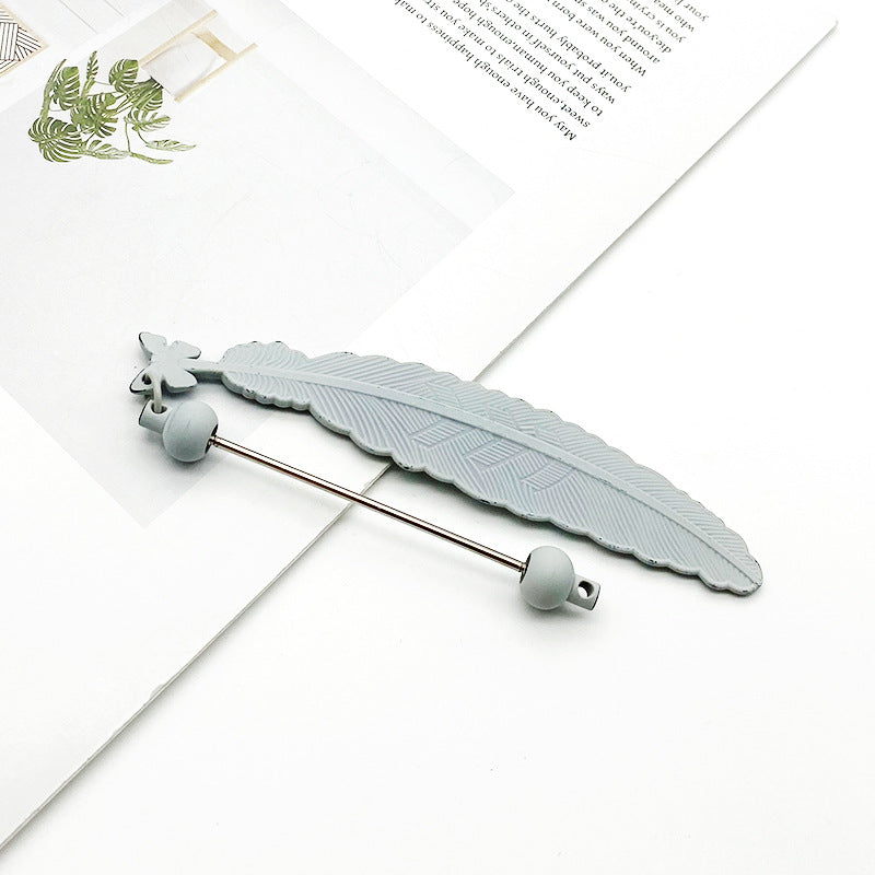 New feather keychain beaded accessories, mobile phone case, earphone cover DIY beaded small pendant, surprise and simple gifts.