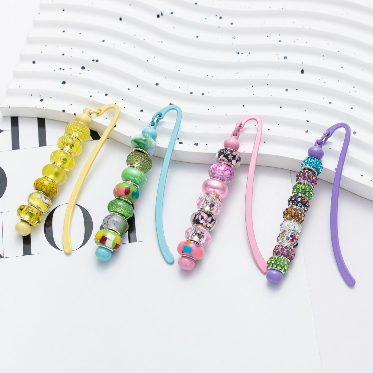 New DIY metal bookmark children's student cute bookcase pendant creative metal beaded bookmark spot wholesale