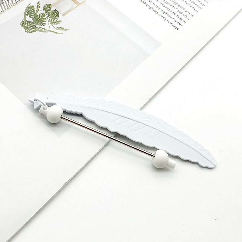 New feather keychain beaded accessories, mobile phone case, earphone cover DIY beaded small pendant, surprise and simple gifts.