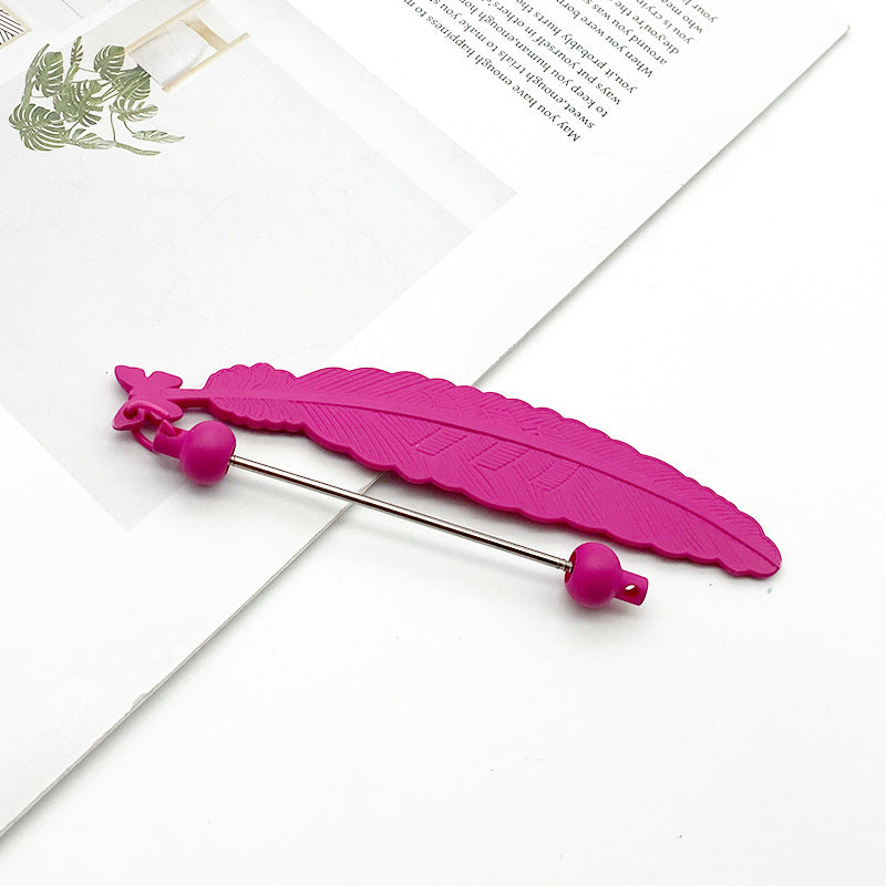New feather keychain beaded accessories, mobile phone case, earphone cover DIY beaded small pendant, surprise and simple gifts.