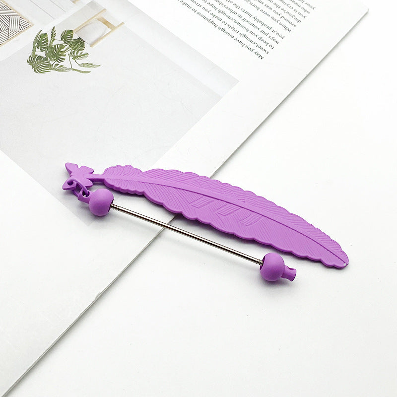 New feather keychain beaded accessories, mobile phone case, earphone cover DIY beaded small pendant, surprise and simple gifts.