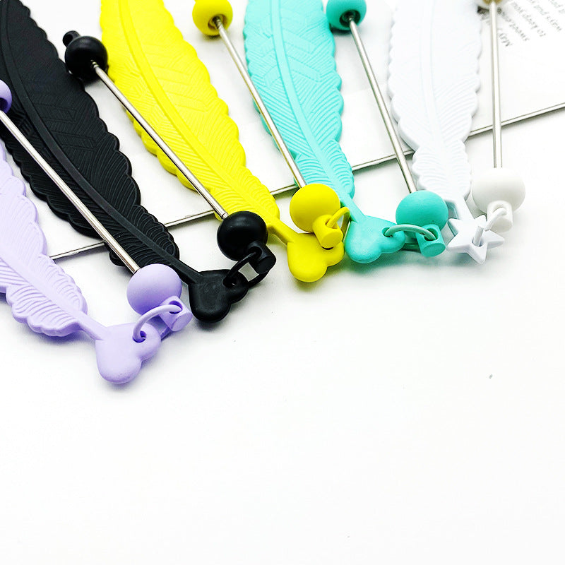 New feather keychain beaded accessories, mobile phone case, earphone cover DIY beaded small pendant, surprise and simple gifts.