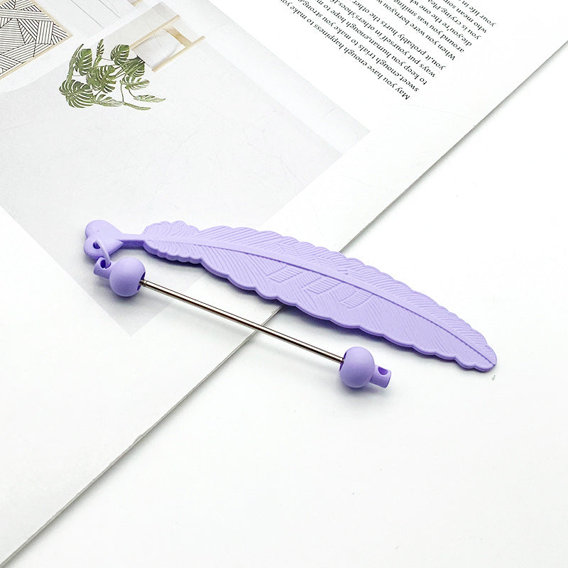New feather keychain beaded accessories, mobile phone case, earphone cover DIY beaded small pendant, surprise and simple gifts.