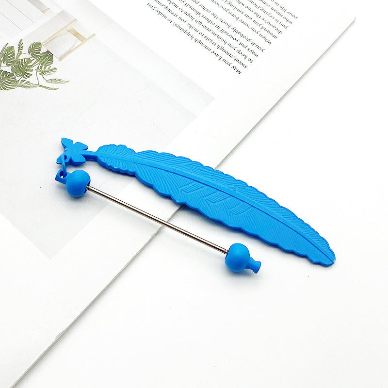New feather keychain beaded accessories, mobile phone case, earphone cover DIY beaded small pendant, surprise and simple gifts.
