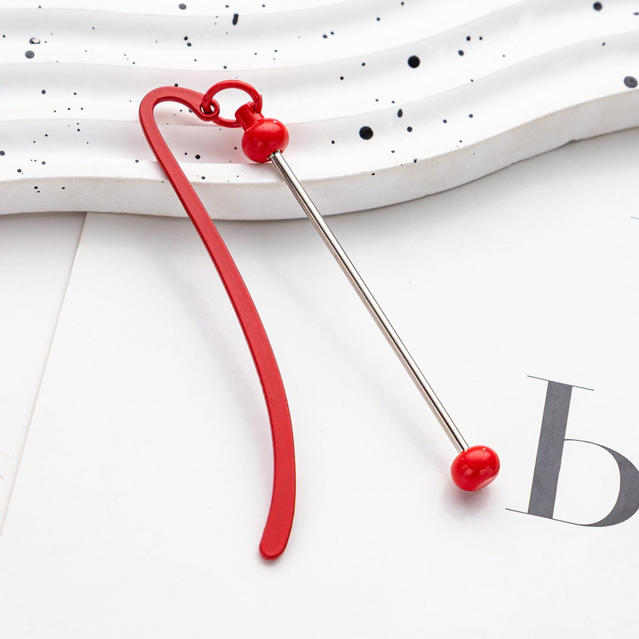 New DIY metal bookmark children's student cute bookcase pendant creative metal beaded bookmark spot wholesale